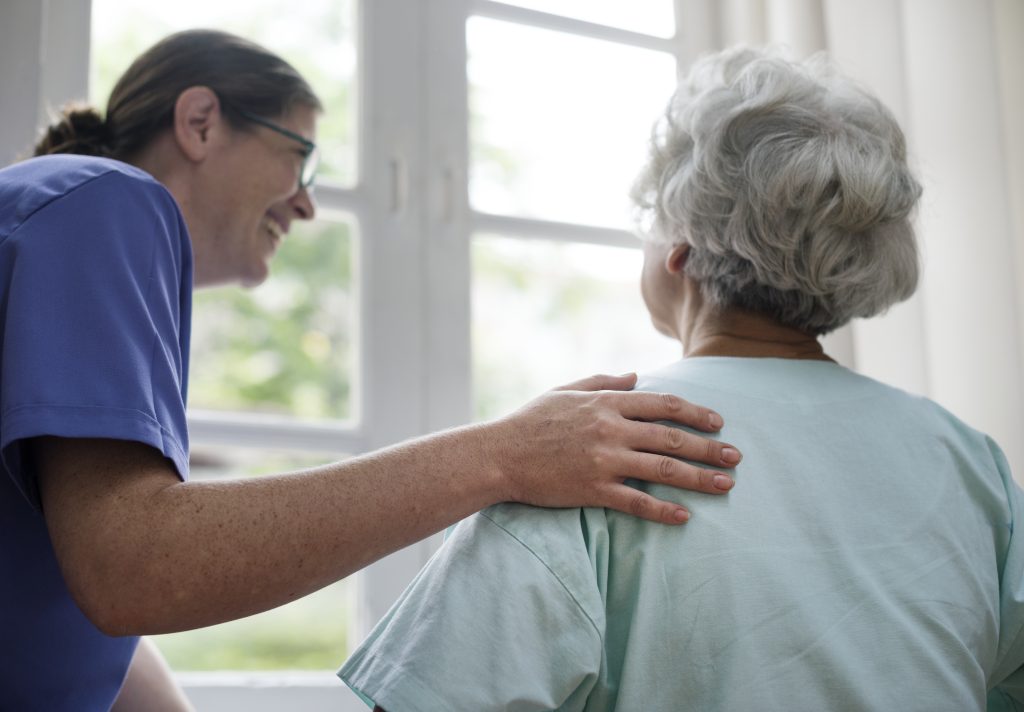 ¿Cómo cuidar a un adulto mayor con Alzheimer o demencia?