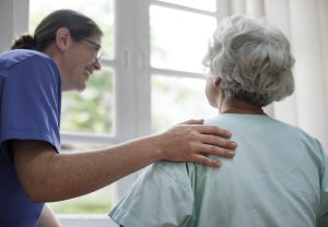 ¿Cómo cuidar a un adulto mayor con Alzheimer o demencia?