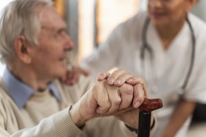 ¿Cómo brindar una atención integral al adulto mayor?